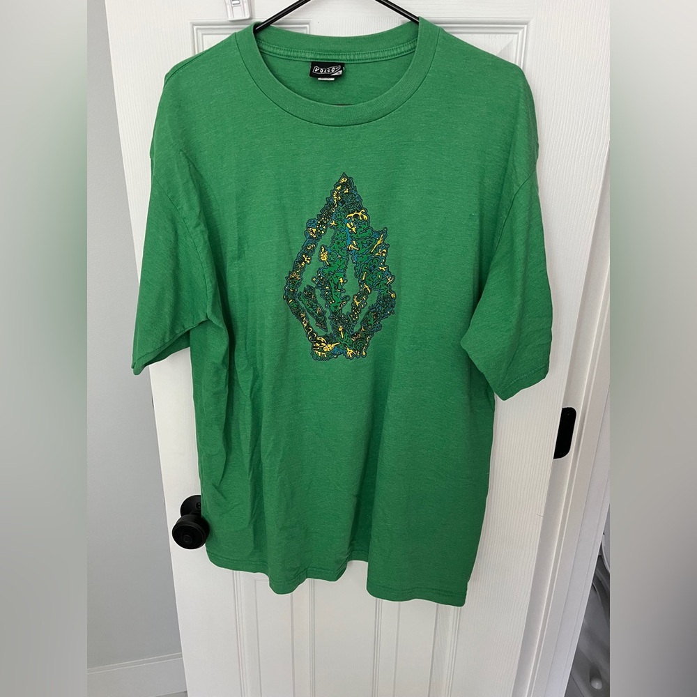 Men’s size XL green short sleeved Volcom graphic tee cotton polyester
